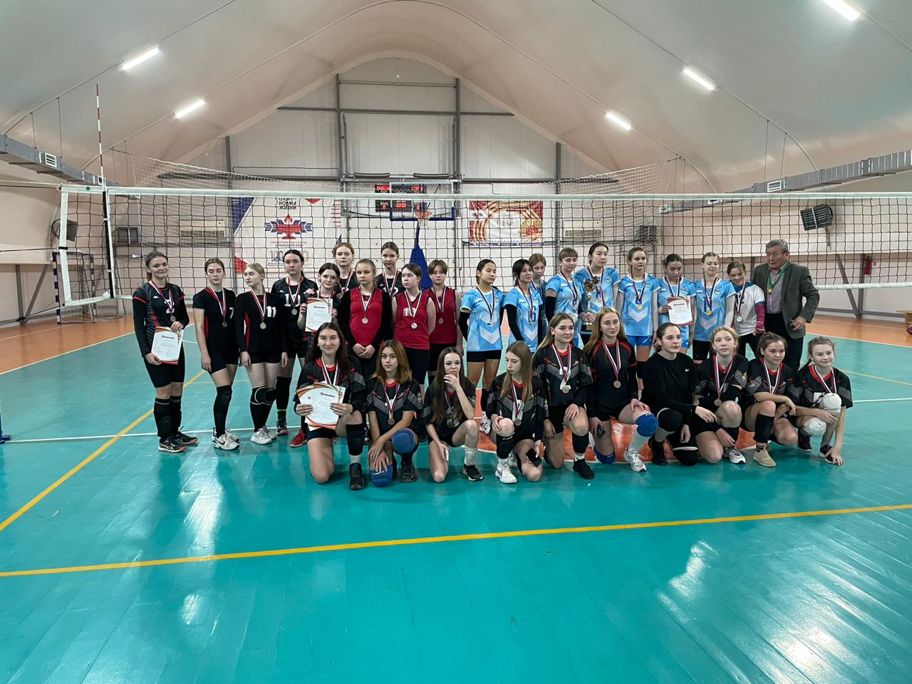 Межрайонные соревнования по волейболу среди девушек на кубок газеты «Ударник труда».
